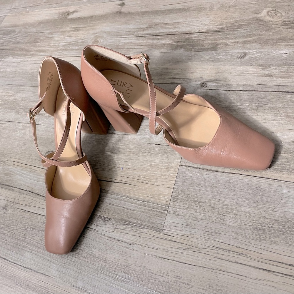 8.5M Naturalizer Tan Wedged Heel